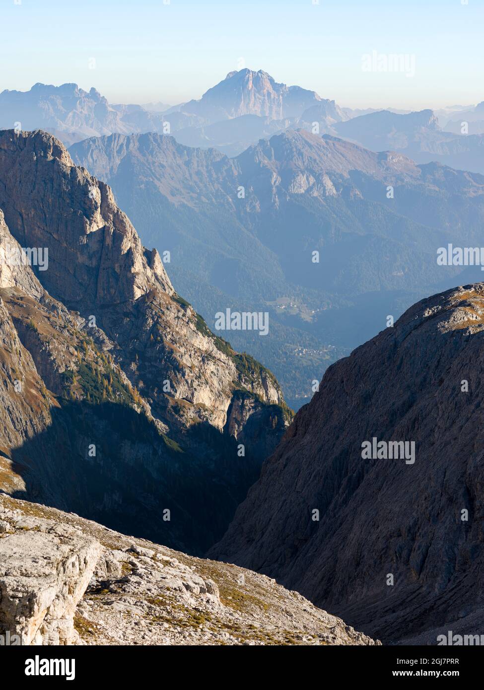 Vista verso nord in Val delle Comelle. L'altopiano alpino delle pale di San Martino nel gruppo pala (Patrimonio dell'Umanità dell'UNESCO) in Th Foto Stock