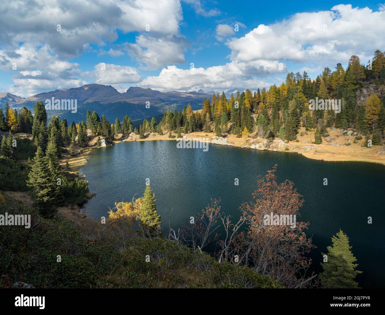 Lago del Colbricon nel parco naturale di Paneveggio nelle dolomiti del Trentino, patrimonio mondiale dell'UNESCO. Foto Stock