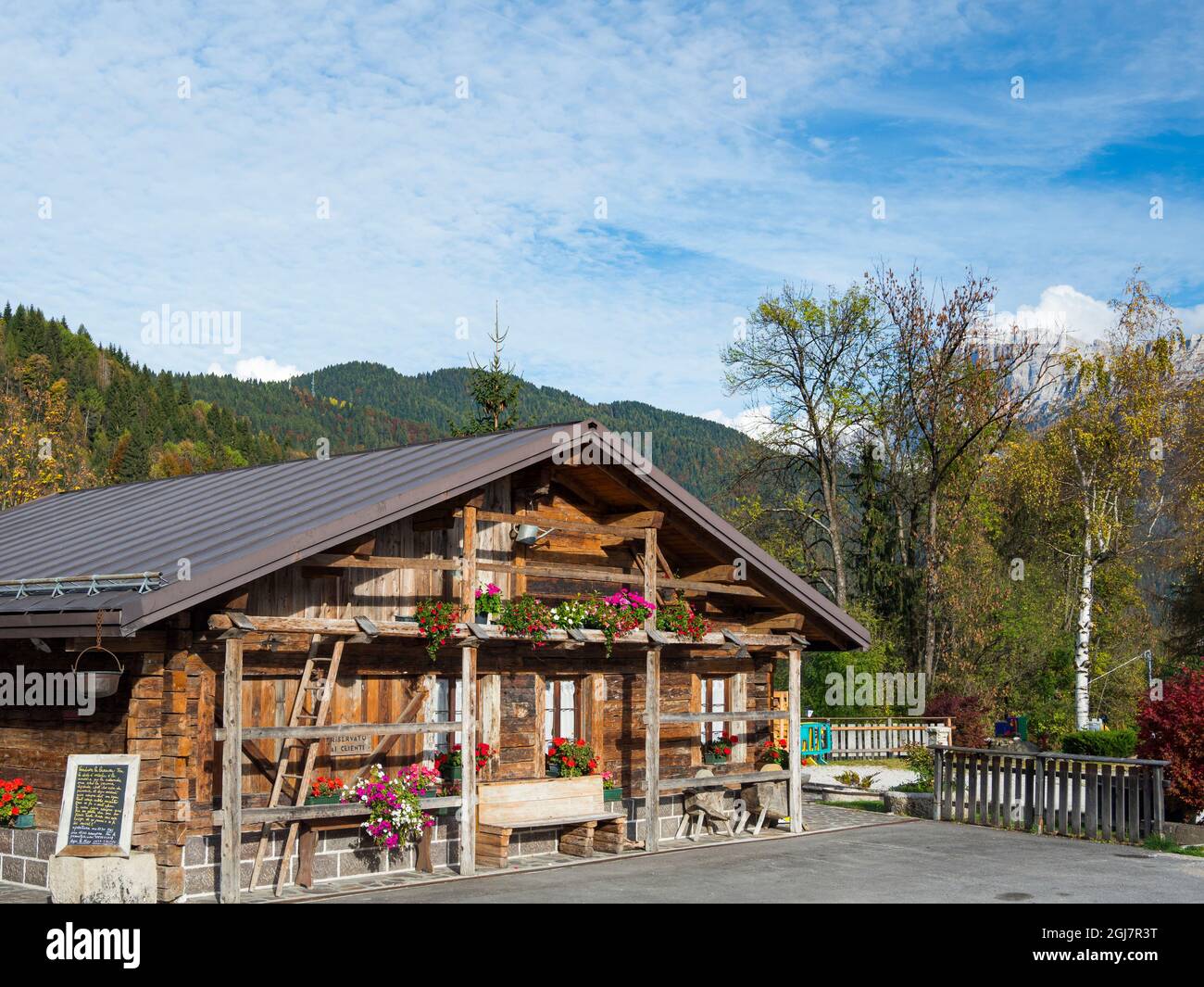Canale d'Agordo, tradizionale architettura alpina in Val Biois, Italia. (Solo per uso editoriale) Foto Stock