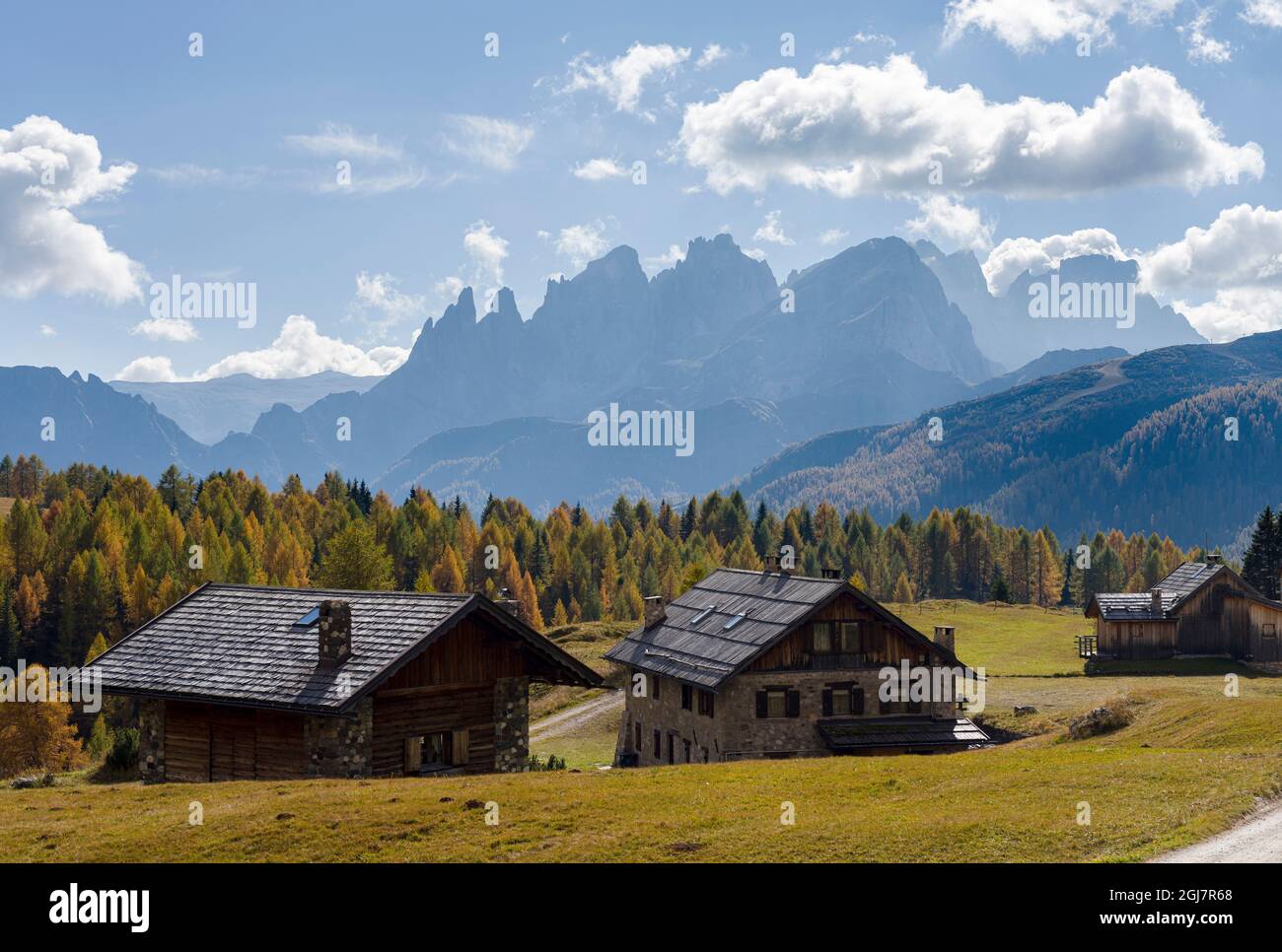 Vista verso pale di San Martino, catena montuosa Focobon, nelle Dolomiti del Trentino, vista dall'alpe Fuciade nella Marmolada meridionale. Italia. Foto Stock