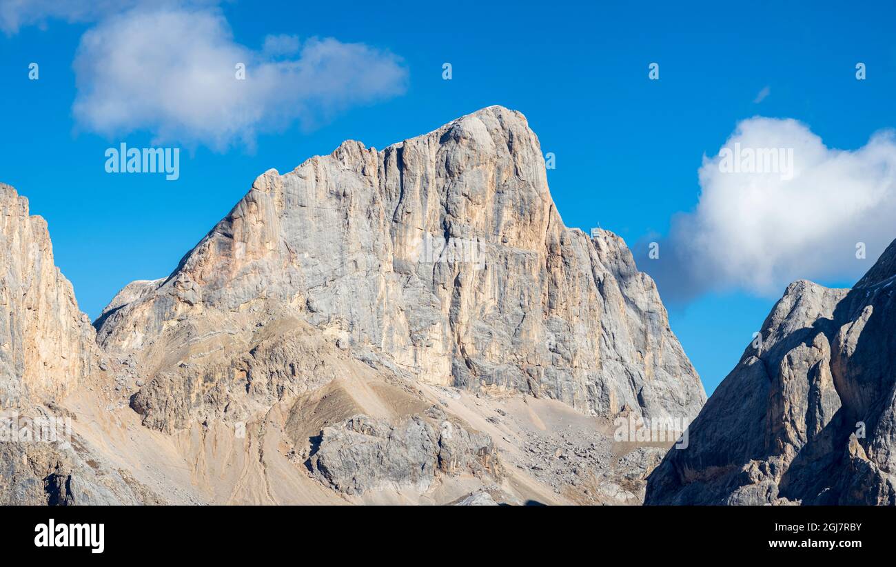 Marmolada dalla Val Contrin nella Val di Fassa. La catena montuosa della Marmolada nelle Dolomiti del Trentino. Le Dolomiti fanno parte del patrimonio mondiale dell'UNESCO Foto Stock