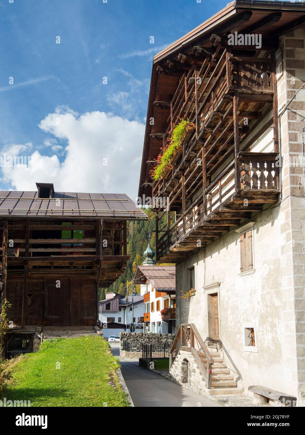 Canale d'Agordo, tradizionale architettura alpina in Val Biois, Italia. (Solo per uso editoriale) Foto Stock