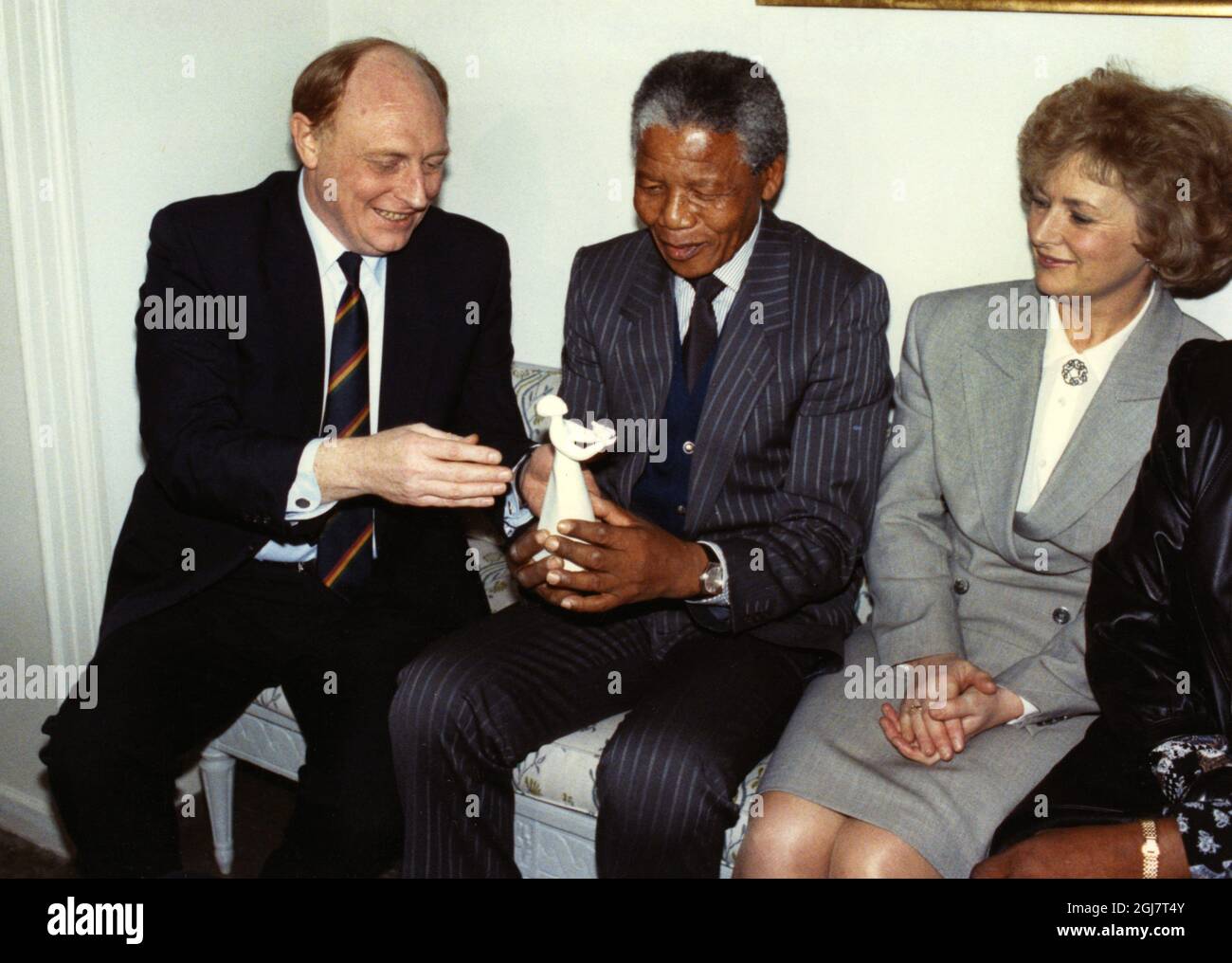 ARKIV MARS 1990 *per i tuoi file* il leader dell'ANC Nelson Mandela insieme al laburista britannico Neil Kinnock e alla moglie Glenys a Stoccolma, Svezia, 12 marzo 1990 Foto: TorbjÃ¶rn F Gustafsson / Reportagebild / SCANPIX / Kod: 37770 Foto Stock