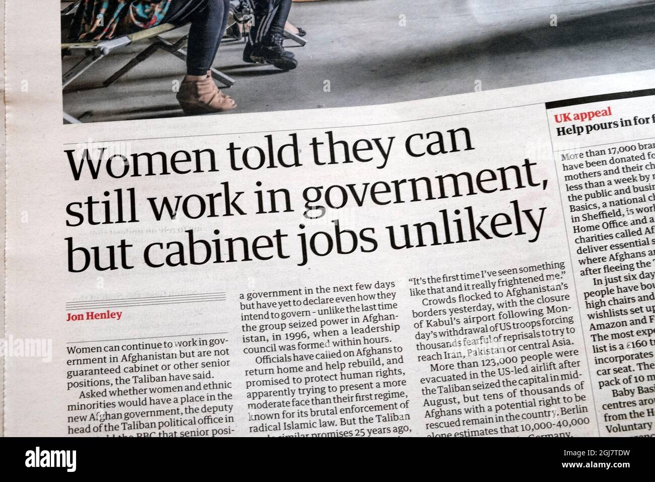 "Le donne hanno detto che possono ancora lavorare nel governo ma lavori di gabinetto improbabile " Guardian Inside page giornale titolo 2 settembre 2021 Londra Inghilterra Regno Unito Foto Stock
