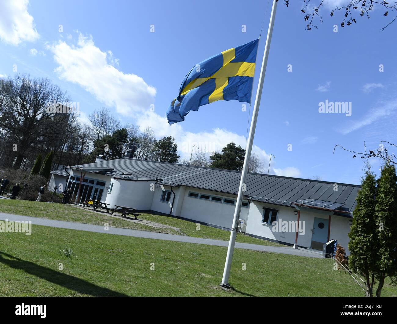 La bandiera svedese è issata a mezzo palo presso la struttura di allenamento della squadra di calcio AIK Solna a Stoccolma, Svezia, giovedì 2 maggio 2013. Il portiere della squadra Ivan Turina, cittadino croato, è stato trovato morto nel suo appartamento a Stoccolma. Foto Stock