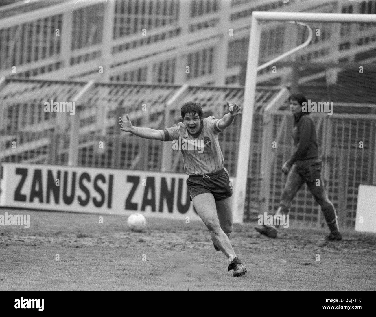 La svedese Pia Sundhage celebra il suo obiettivo durante la finale della Coppa europea a Luton, Inghilterra Foto Stock