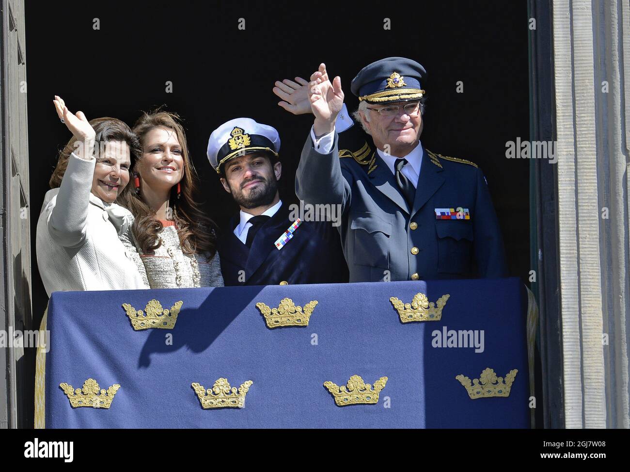 Da sinistra la regina svedese Silvia, la principessa Madeleine, il principe Carl Philip e il re Carl Gustaf sul balcone durante le celebrazioni del sessantasettesimo compleanno del re Carl Gustaf che si è tenuto presso il cortile esterno del Palazzo reale di Stoccolma il 30 aprile 2013. Foto Stock