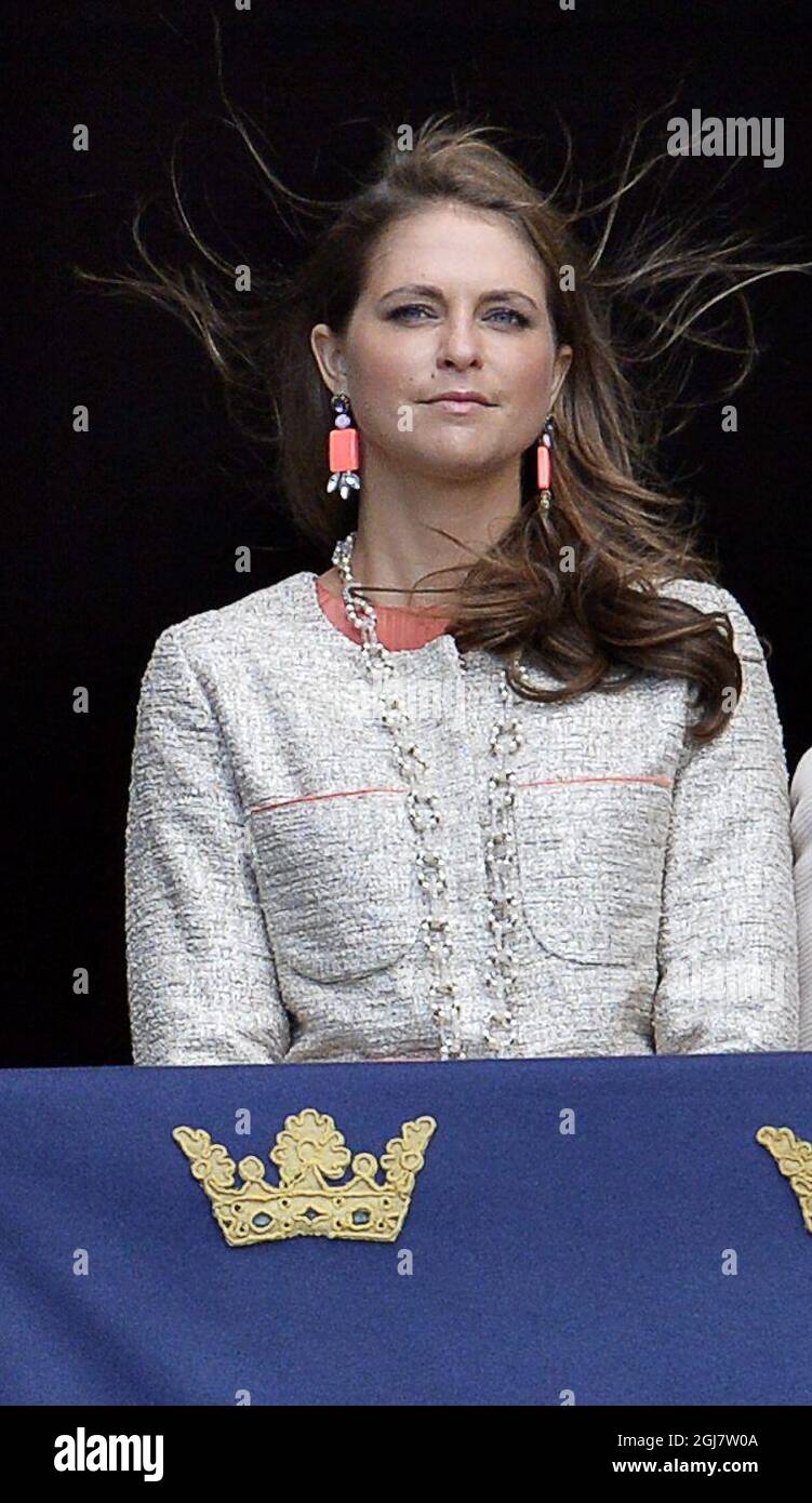 La principessa svedese Madeleine e la regina Silvia sul balcone durante la celebrazione del compleanno del re Carl Gustaf che si è tenuto presso il cortile esterno del Palazzo reale di Stoccolma il 30 aprile 2013. Foto Stock