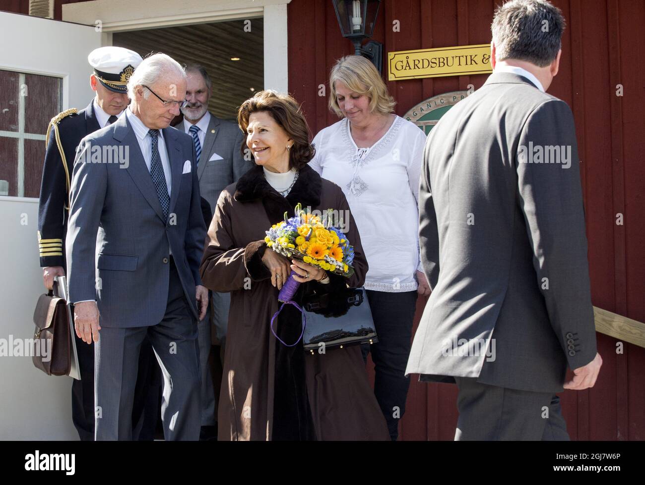 Il re svedese Carl XVI Gustaf e la regina Silvia hanno visitato Norrtalje sabato durante il loro tour attraverso la contea di Stoccolma per celebrare i quarant'anni del re sul trono. Foto Stock