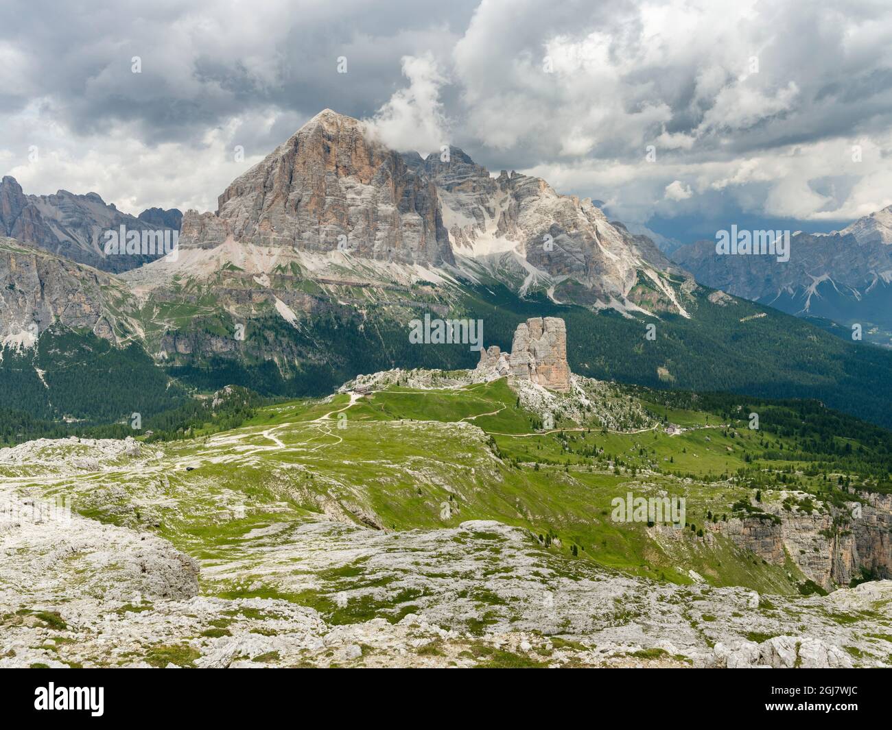Vette di Tofane e le cinque Torri (in primo piano) nelle Dolomiti di Cortina d'Ampezzo. Le Tofane fanno parte del sito Patrimonio Mondiale dell'UNESCO delle Dolomiti Foto Stock