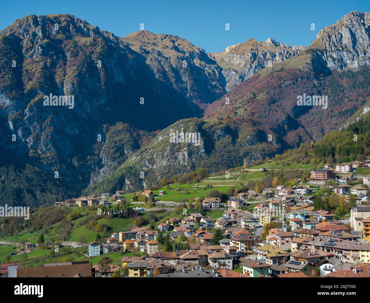 Dolaso, parte di San Lorenzo Dorsino nelle Dolomiti di Brenta, patrimonio dell'umanità dell'UNESCO. Italia, Trentino. Foto Stock