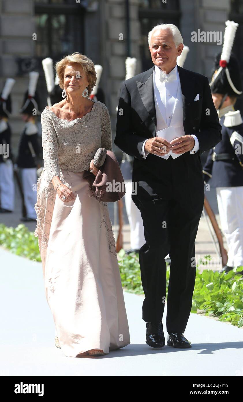 STOCCOLMA 20130608 Christina de Geer e Carl de Geer arrivano alle nozze della Principessa Madeleine di Svezia e del Sig. Christopher OÂ’Neill che si sono tenute nella Cappella reale del Palazzo reale di Stoccolma sabato 8 giugno 2013. Foto: Soren Andersson / SCANPIX / kod 1037 Foto Stock