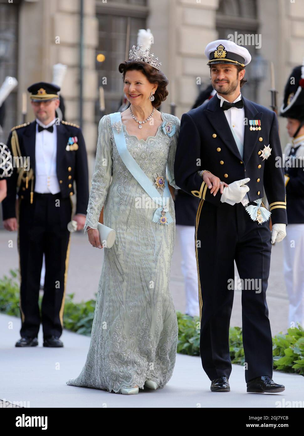 STOCCOLMA 20130608 la regina Silvia e il principe Carl Philip arrivano alle nozze della principessa Madeleine di Svezia e il signor Christopher OÂ’Neill si è tenuto nella Cappella reale del Palazzo reale di Stoccolma sabato 8 giugno 2013. Foto: Soren Andersson / SCANPIX / kod 1037 Foto Stock