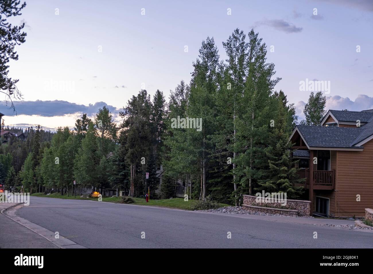 Strada rurale solitaria nella città di montagna di Breckenridge, Colorado, Stati Uniti. Foto Stock