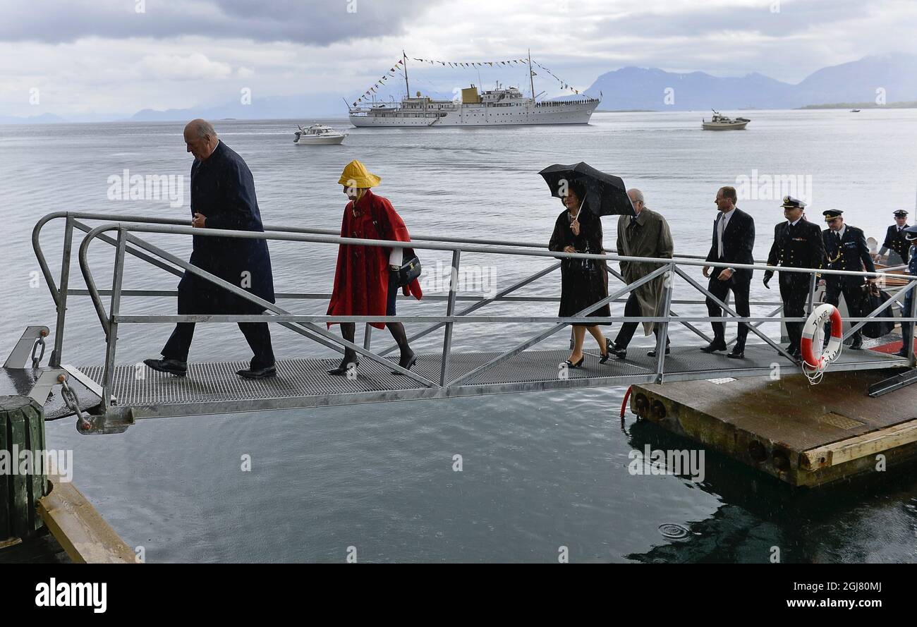 HARSTAD 20130618 Re Carl Gustaf e la Regina Silvia di Svezia e il Re Harald e la Regina Sonja di Norvegia sono visti nella città di Harstad , Norvegia settentrionale 18 giugno 2013. I reali svedesi sono in visita ufficiale su invito del re Harald di Norvegia. Foto: Anders Wiklund / SCANPIX kod 10040 Foto Stock