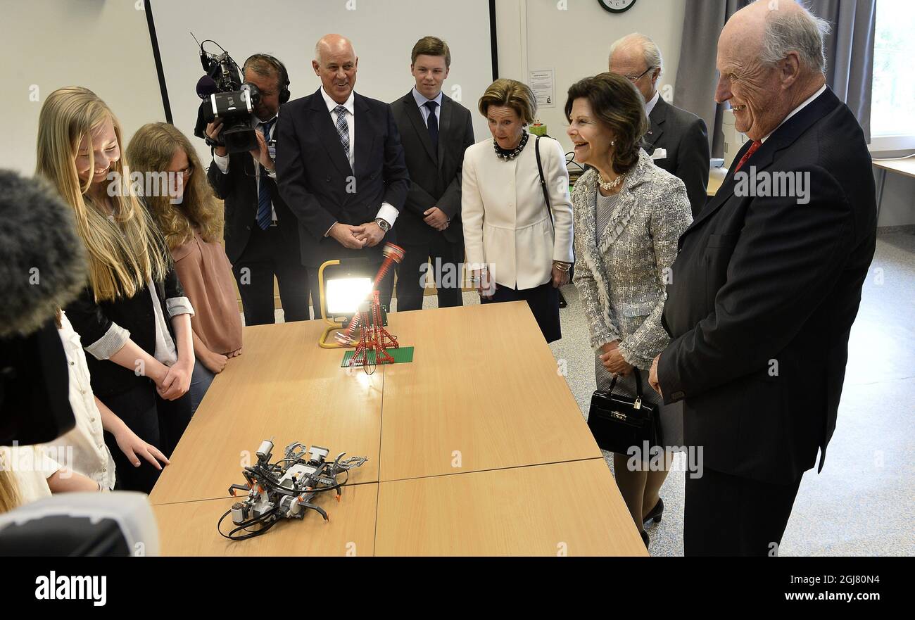 HARSTAD 20130618 Re Carl Gustaf e la Regina Silvia di Svezia e il Re Harald e la Regina Sonja di Norvegia sono visti visitando il Newton Rooom a Stagnes School nella città di Harstad , Norvegia del Nord 18 giugno 2013. I reali svedesi sono in visita ufficiale su invito del re Harald di Norvegia. Foto: Anders Wiklund / SCANPIX kod 10040 Foto Stock