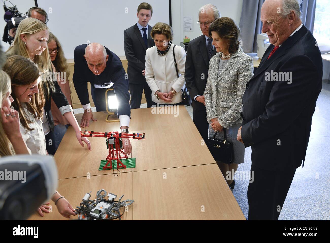 HARSTAD 20130618 Re Carl Gustaf e la Regina Silvia di Svezia e il Re Harald e la Regina Sonja di Norvegia sono visti visitando il Newton Rooom a Stagnes School nella città di Harstad , Norvegia del Nord 18 giugno 2013. I reali svedesi sono in visita ufficiale su invito del re Harald di Norvegia. Foto: Anders Wiklund / SCANPIX kod 10040 Foto Stock