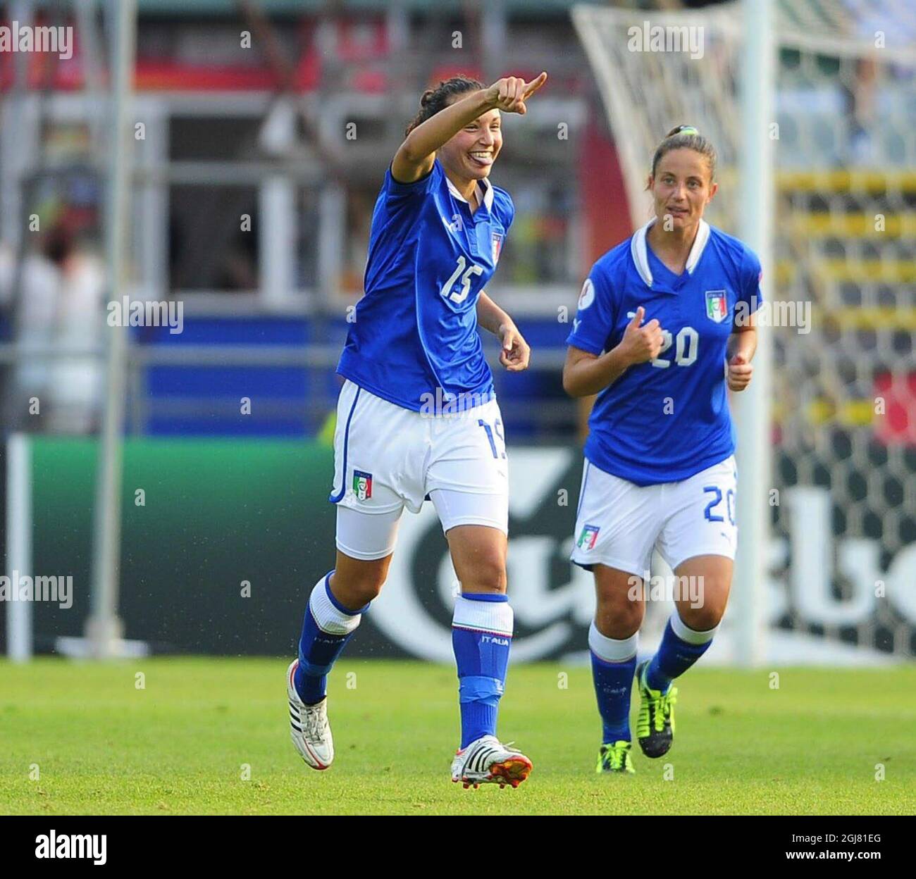 HALMSTAD 2013-07-13 l'italiano Ilaria Mauro, a sinistra, festeggia con il compagno di squadra Raffaella Manieri dopo aver segnato il secondo gol della sua squadra durante il gruppo UEFA Women's EURO 2013 Una partita di calcio tra la Danimarca e l'Italia all'Orjans vall di Halmstad, Svezia, il 13 luglio 2013. Foto: Bjorn Lindgren / SCANPIX / codice 9204 Foto Stock