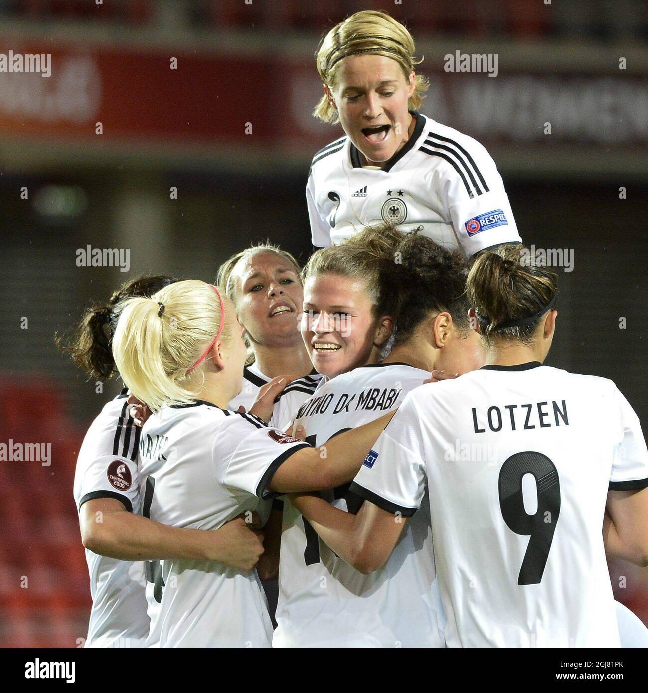 Celia Okoyino da Mbabi (2nd R) in Germania festeggia con i compagni di squadra dopo aver segnato il secondo gol della sua squadra durante la partita di calcio UEFA Women's EURO 2013 gruppo B tra Islanda e Germania a Vaxjo, Svezia, il 14 luglio 2013. Foto: Mikael Fritzon / SCANPIX / code 62360 Foto Stock