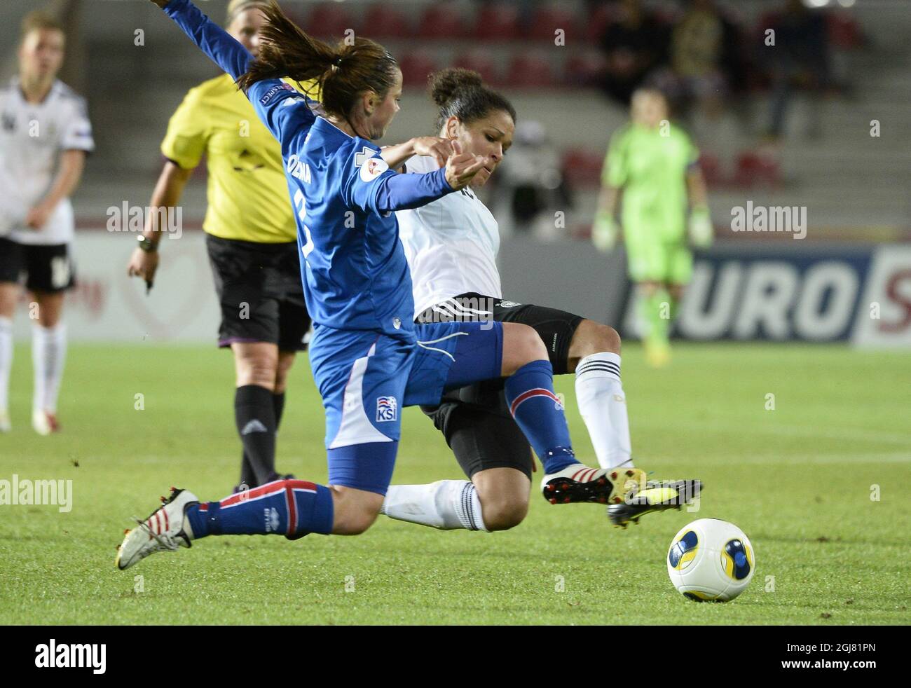 L'islandese Olina Vidarsdottir (L) combatte per la palla con la tedesca Celia Okoyino da Mbabi durante la partita di calcio UEFA Women's EURO 2013 gruppo B tra Islanda e Germania a Vaxjo, Svezia, il 14 luglio 2013. Foto: Mikael Fritzon / SCANPIX / code 62360 Foto Stock