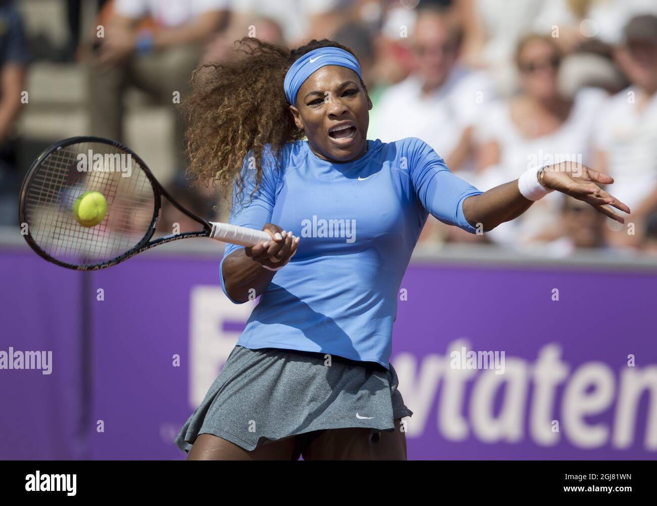 Il tennista DEGLI STATI UNITI Serena Williams restituisce una palla a Sesil  Caratantcheva del Kazakhstan durante la sua prima partita singola femminile  al torneo di tennis svedese Open di Bastad, Svezia, il