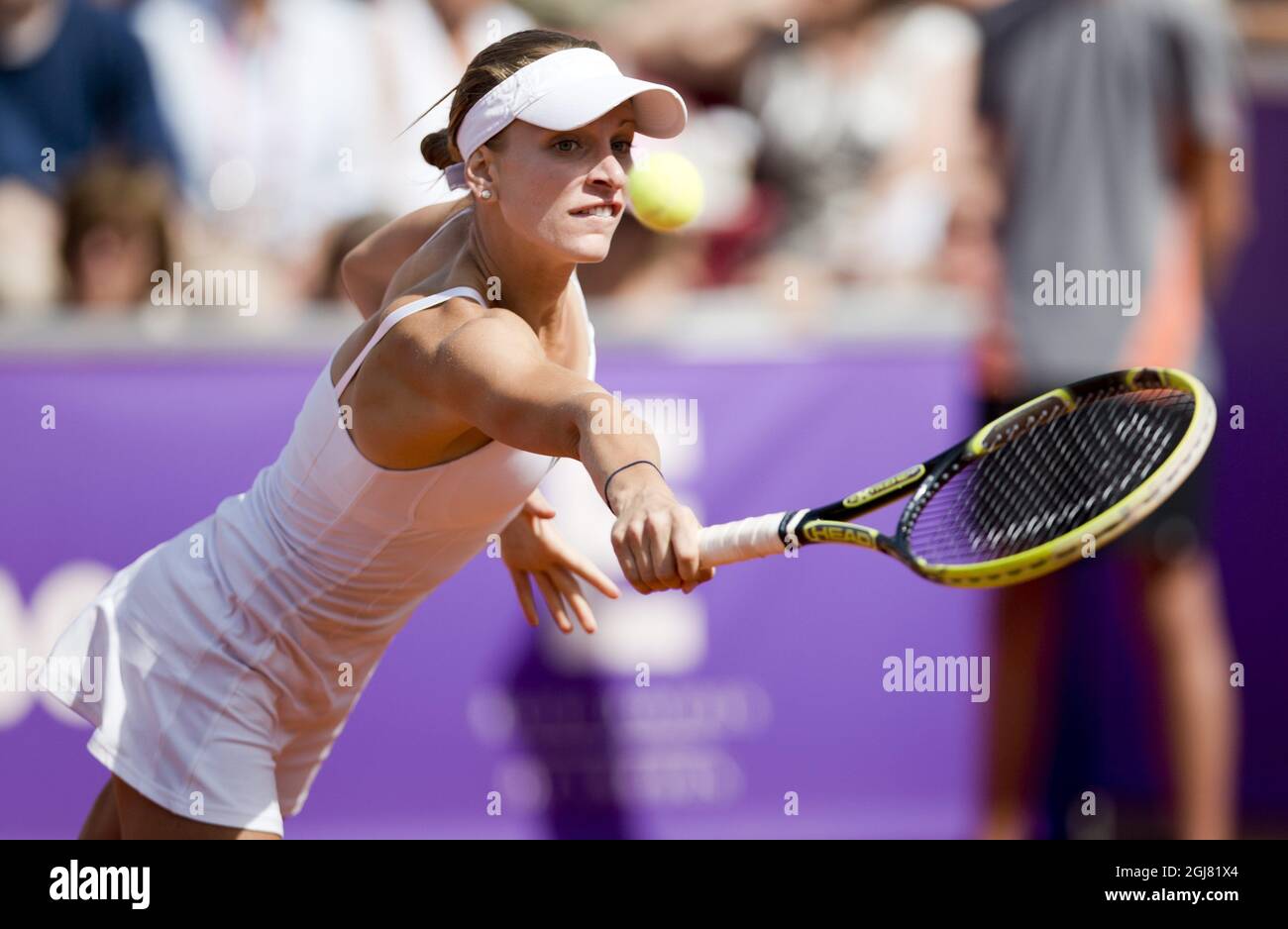 Sesil Caratantcheva del Kazakhstan restituisce la palla al giocatore statunitense Serena Williams durante il primo turno di partite in singolo femminile al torneo di tennis svedese Open di Bastad, Svezia, il 16 luglio 2013. Foto: Bjorn Larsson Rosvall / SCANPIX / codice 9200 Foto Stock