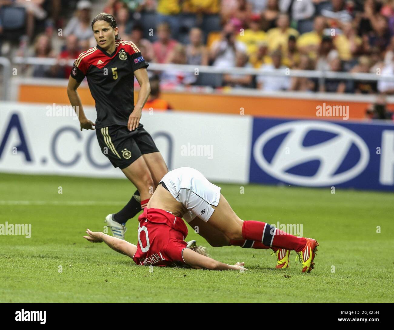 Elise Thorsnes in Norvegia, Bottom, reagisce a un'occasione mancata durante la finale di calcio UEFA Women's Euro tra Germania e Norvegia alla Friends Arena di Stoccolma il 28 luglio 2013. Foto Stock