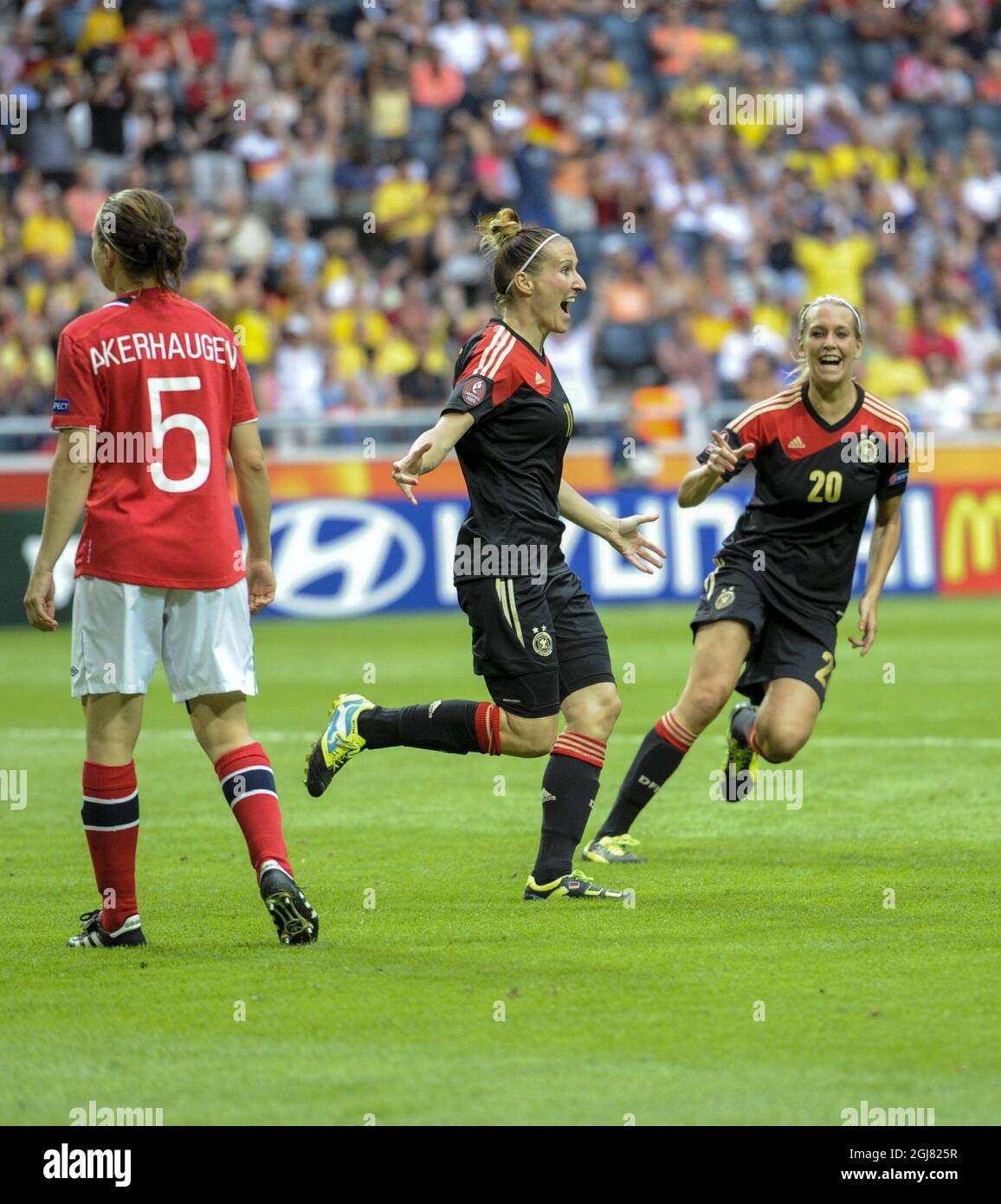 Anja Mittag, centro tedesco, si esita dopo aver segnato alla Friend's Arena di Stoccolma, Svezia, sabato 28 luglio, durante la finale di calcio UEFA Women's Euro tra Germania e Norvegia. Foto Stock