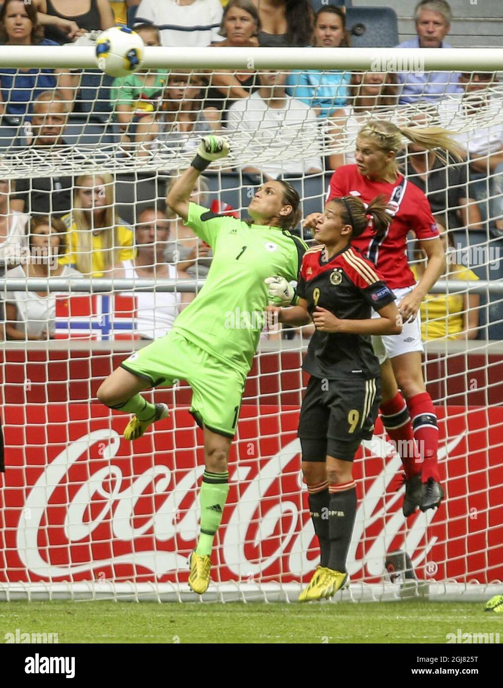 Il goalie tedesco Nadine Angerer, a sinistra, inscatola la palla con la tedesca Lena Lotzen , Middle, e la norvegese Elise Thorsnes, a destra, cercando di dirigere la palla alla Friend's Arena di Stoccolma, Svezia, sabato 28 luglio, durante la finale di calcio UEFA Women's Euro tra Germania e Norvegia. Foto Stock