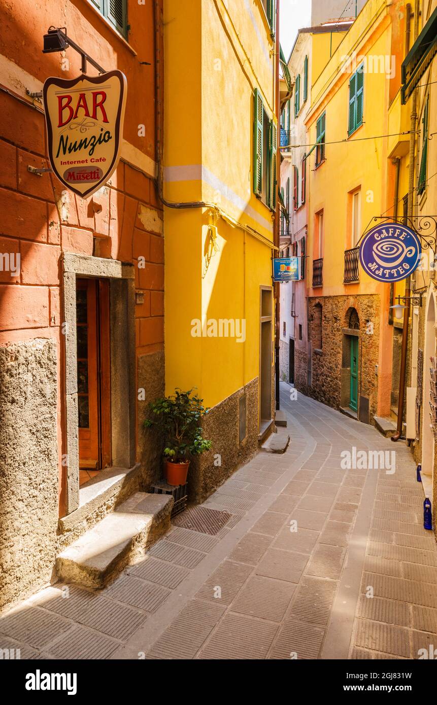 Strada tranquilla a Corniglia, cinque Terre, Liguria, Italia. (Solo per uso editoriale) Foto Stock