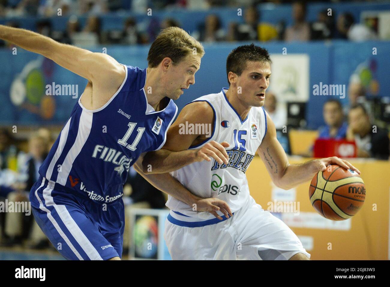 CAPODISTRIA 2013-09-07 in Finlandia Petteri Kooponen (a sinistra) e Andrea Cinciarini combattono per la palla durante la partita di qualificazione FIBA Eurobasket Group D Italia vs Finlandia a Capodistria, il 7 settembre 2013. Foto: Janerik Henriksson / SCANPIX / codice 10010 Foto Stock