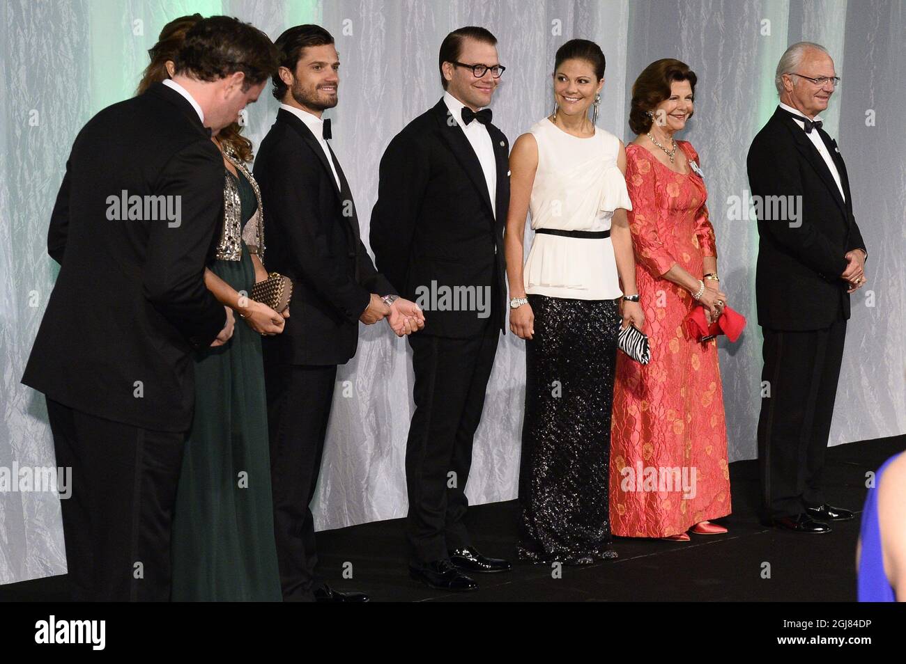 STOCCOLMA 20130914 sig. Christopher o'Neill, Principessa Madeleine, Principe Carl Philip, Principe Daniel, Principessa Vittoria, La Regina Silvia, il re Carl XVI Gustaf e il primo ministro Fredrik Reinfeldt alla cena del governo svedese in occasione del 40° giubileo del re, Nordiska Museet, Stoccolma. Foto: Claudio Bresciani / SCANPIX / codice 10090 Foto Stock