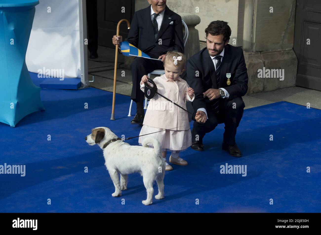 STOCCOLMA 20130915 la principessa Estelle e il principe Carl Philip con la principessa Madeleines cane Zorro al cortile interno quando la città di Stoccolma invita la gente di Stoccolma e i visitatori a ballare al Palazzo in connessione con i festeggiamenti durante il 40 ° giubileo del re. Foto: Sven Lindwall / XP / SCANPIX / kod 7117 ** OUT SWEDEN OUT** Foto Stock