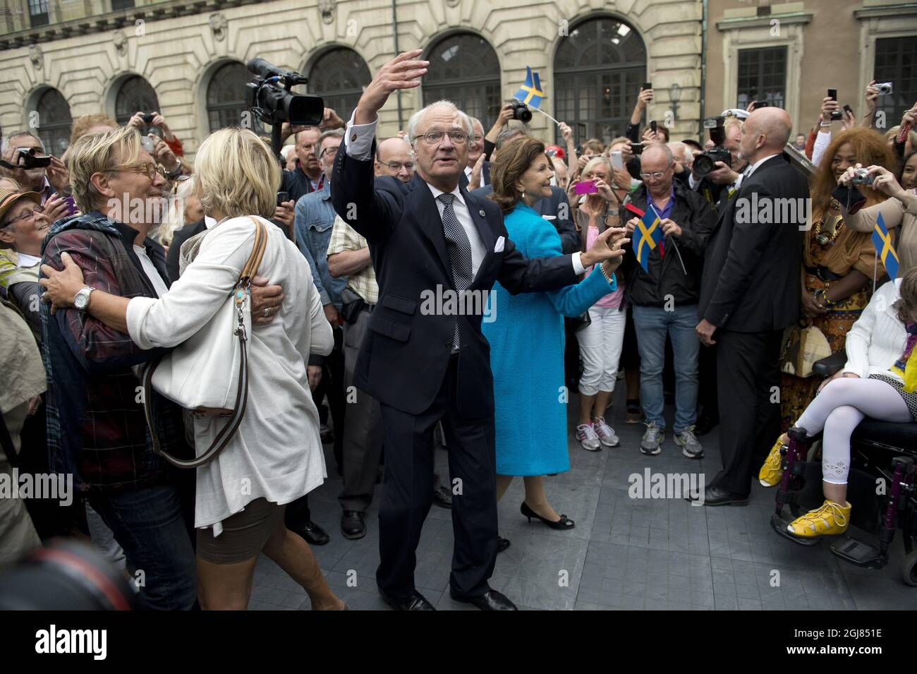 STOCCOLMA 20130915 la regina Silvia e il re Carl Gustaf ballano nel cortile interno quando la città di Stoccolma invita la gente di Stoccolma e i visitatori a ballare al palazzo in occasione delle festività durante il 40° giubileo del re. Foto: Sven Lindwall / XP / SCANPIX / kod 7117 ** OUT SWEDEN OUT** Foto Stock