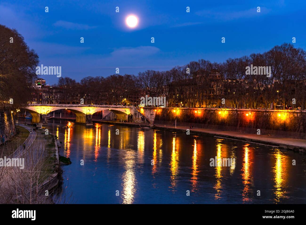 Notte colorata, barca a remi, Ponte Sant'Angelo Tevere, Roma, Italia. Ponte costruito per la prima volta dall'imperatore Adriano nel 134 d.C. Foto Stock