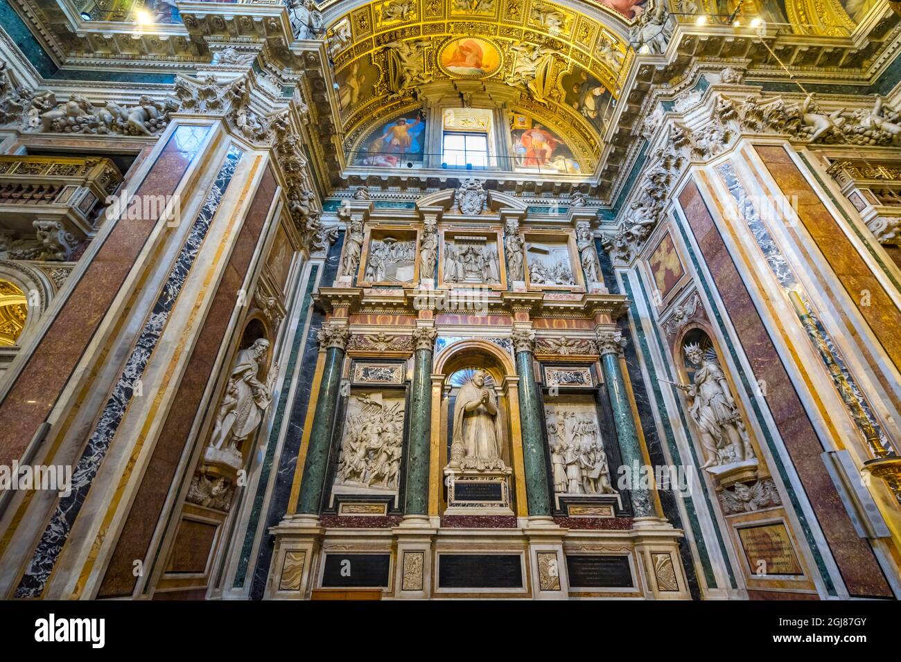 Statue Cappella Santa Maria maggiore, Roma, Italia. Costruito nel 422-432, in onore della Vergine Maria, divenne residenza papale prima del Vaticano Foto Stock