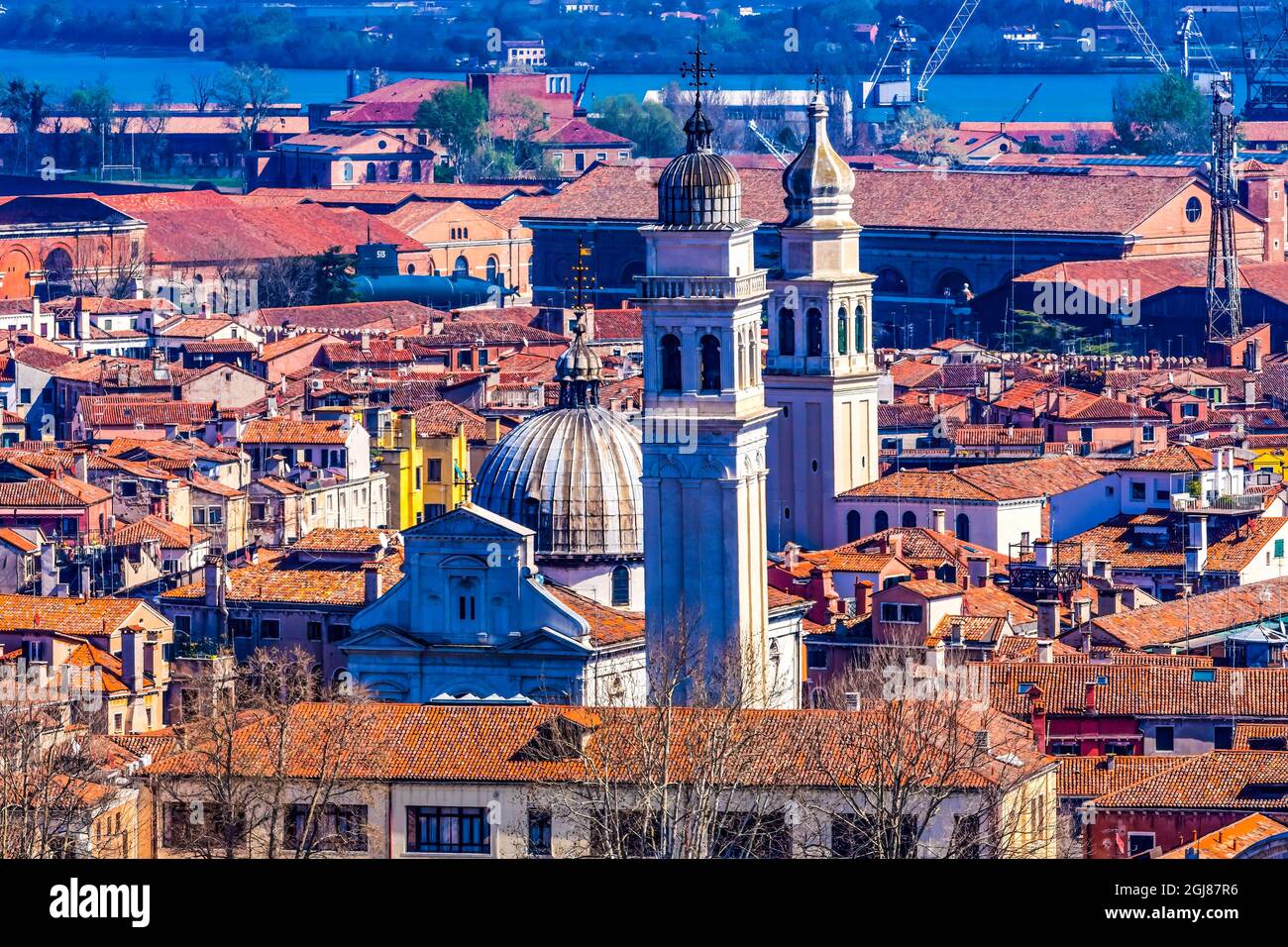 Bellissimi tetti arancioni e quartieri, case e chiesa a Venezia, Italia. Foto Stock