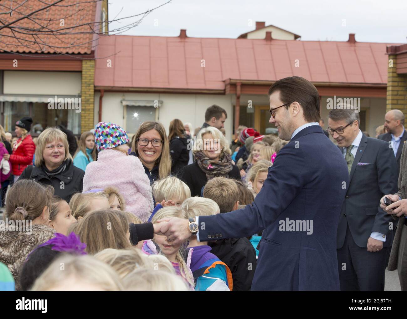 MALMO 2013-11-11 il Principe Daniele e il Ministro degli Affari sociali, Goran Hagglund, sono visti incontrare gli studenti durante una visita alla Scuola Angslattskolan di Malmo, Svezia, 11 novembre 2013. La scuola ha un progetto speciale insieme al club sportivo locale che mira ad aumentare gli esercizi fisici degli studenti Foto: Drago Prvulovic / TT / Kod 70040 Foto Stock