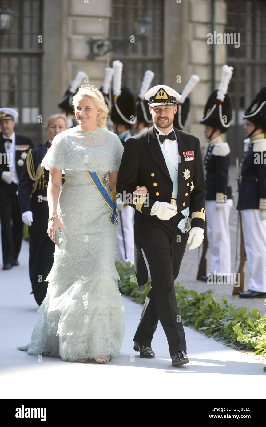 STOCCOLMA 20130608 la principessa della Corona Mette-Marit e il principe ereditario Haakon arrivano alle nozze della Principessa Madeleine di Svezia e del Sig. Christopher OÂ Neill tenutesi nella Cappella reale del Palazzo reale di Stoccolma sabato 8 giugno 2013. Foto: Maja Suslin / SCANPIX / kod 10300 Foto Stock