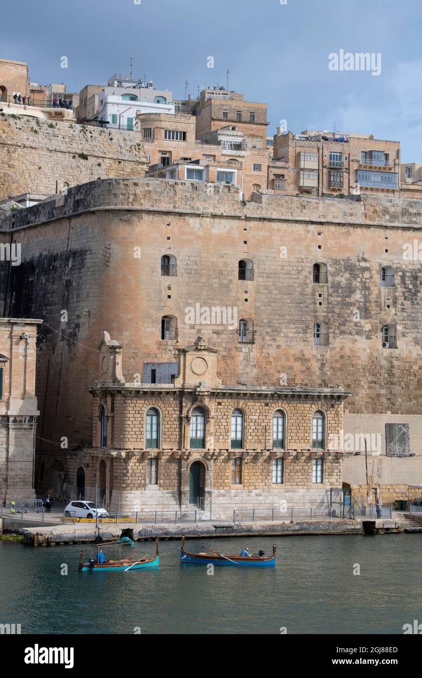 Europa, Malta, Valletta, Grand Harbour. Storica capitale fortificata, zona portuale con barche locali. UNESCO. Foto Stock