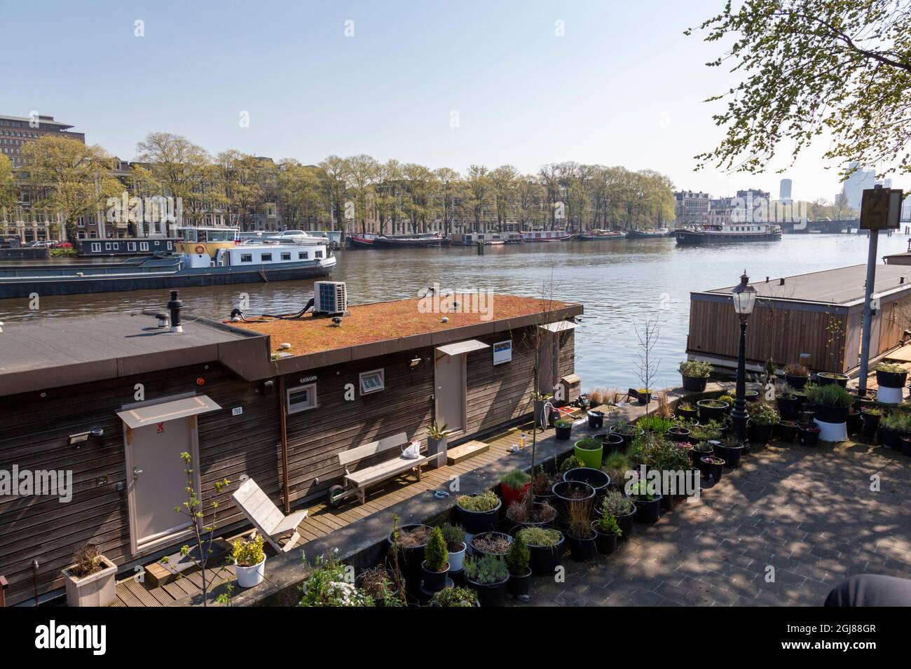 Europa, Paesi Bassi, Amsterdam. La piccola casa galleggiante Amstel lungo il fiume Amstel. Credit as: Wendy Kaveney / Jaynes Gallery / DanitaDelimont.com Foto Stock