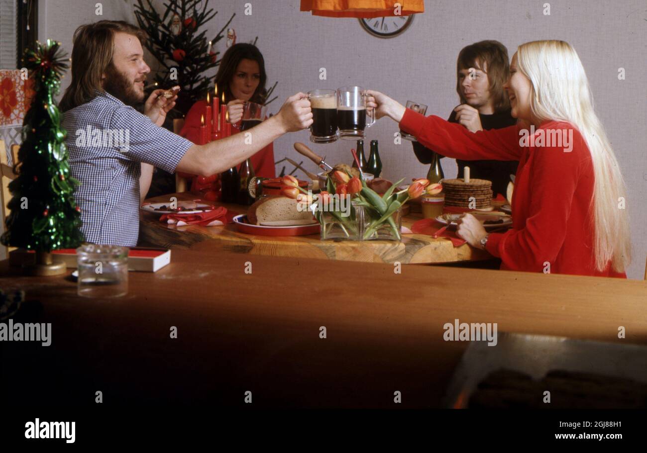 ARKIV Dicembre 1972 - ABBA festeggia il Natale. Benny Andersson, Anni-frid Lyngstad, Bjorn Ulvaeus e Agnetha Faltskog mangiano cibo di Natale. Foto: Michael Brannas / SCANPIX codice 3017 Foto Stock