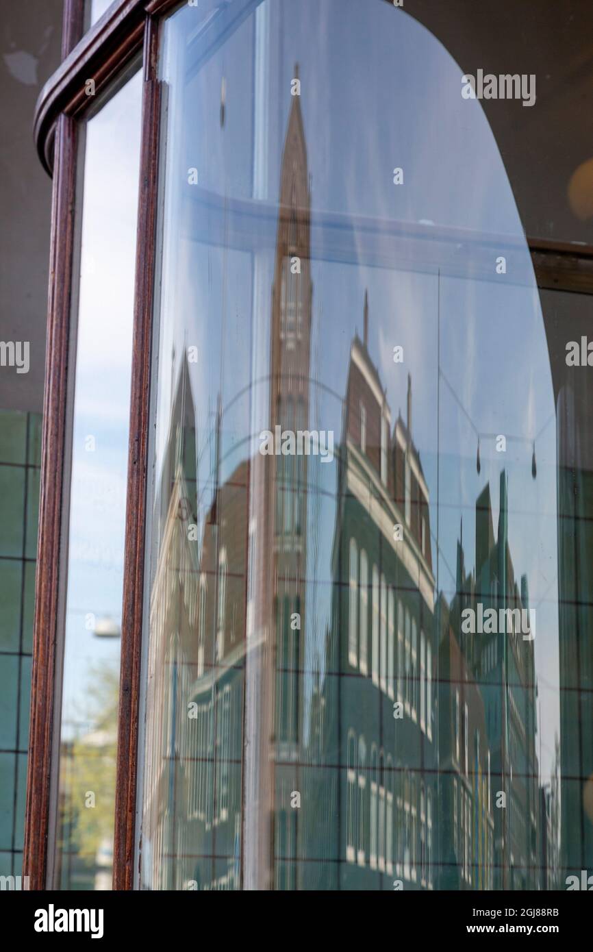 Europa, Paesi Bassi, Amsterdam. Edifici riflessi in vetro curvo. Credit as: Wendy Kaveney / Jaynes Gallery / DanitaDelimont.com Foto Stock