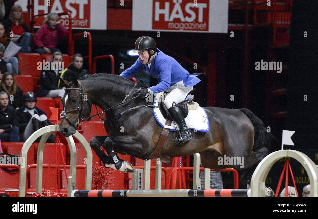 STOCCOLMA 2013-12-01 Gerco Schroeder, in Olanda, guida il cavallo Callahan per vincere l'evento di salto internazionale del Gran Premio di Stoccolma al Salone Internazionale del Cavallo di Stoccolma alla Globe Arena di Stoccolma, Svezia, il 30 novembre 2013. Foto Bertil Enevag Ericson / TT / kod 10000 Foto Stock