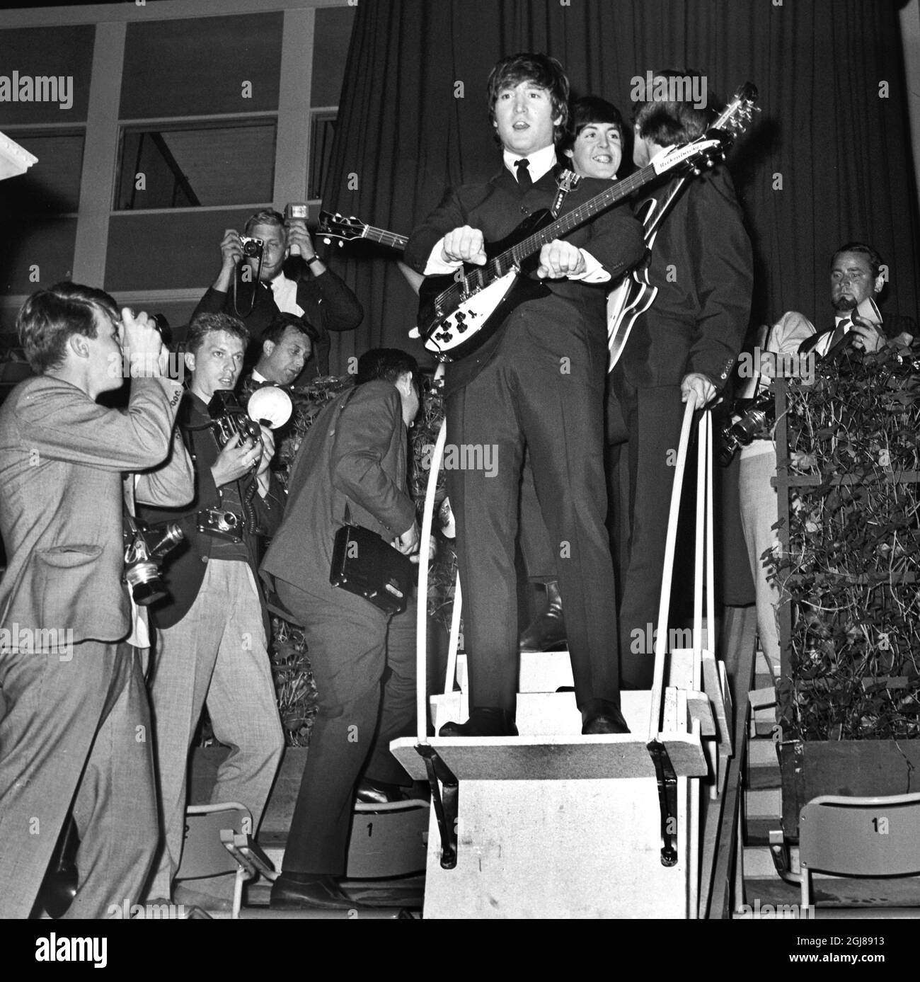 STOCCOLMA 1964-07-28 *PER I TUOI FILE* John Lennon e Paul McCartney dei Beatles sono visti durante un concerto al Johanneshov Ice Stadium di Stoccolma, Svezia, 28 luglio 1964 Foto: Folke Hellberg / DN / TT / Kod: 23 **OUT SWEDEN OUT** Foto Stock