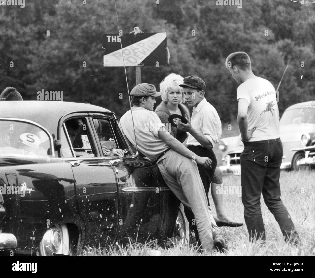 ARKIV Â 959 - Raggargangangget The Red Devils pa turnÃ sommaren 59.. Gange hade en egen skylt pa campingplatsen. Foto: Bo Dahlin Kod: 3055 COPYRIGHT SCANPIX SVEZIA Foto Stock