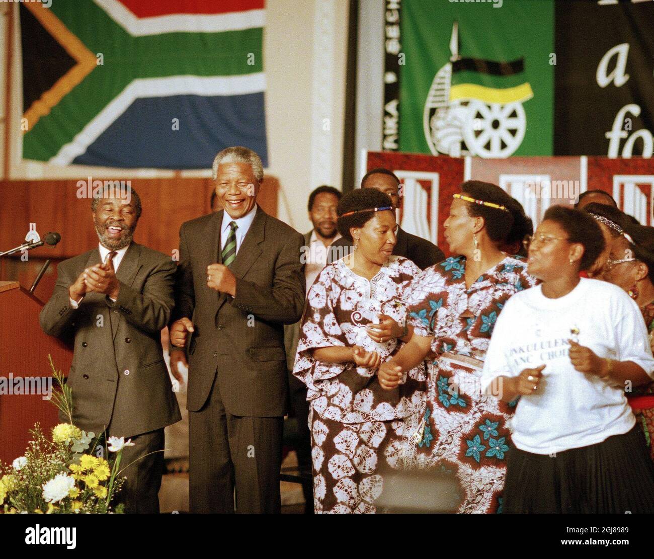 Johannesburg 19940503 - Nelson Mandela e Thabo Mbeki, celebrando la vittoria nelle prime elezioni libere in Sudafrica nel 1994. Foto: Ulf Berglund / SCANPIX / Kod: 33490 *** IN GERMANIA FINO AL 17 2013 LUGLIO OUT *** Foto Stock