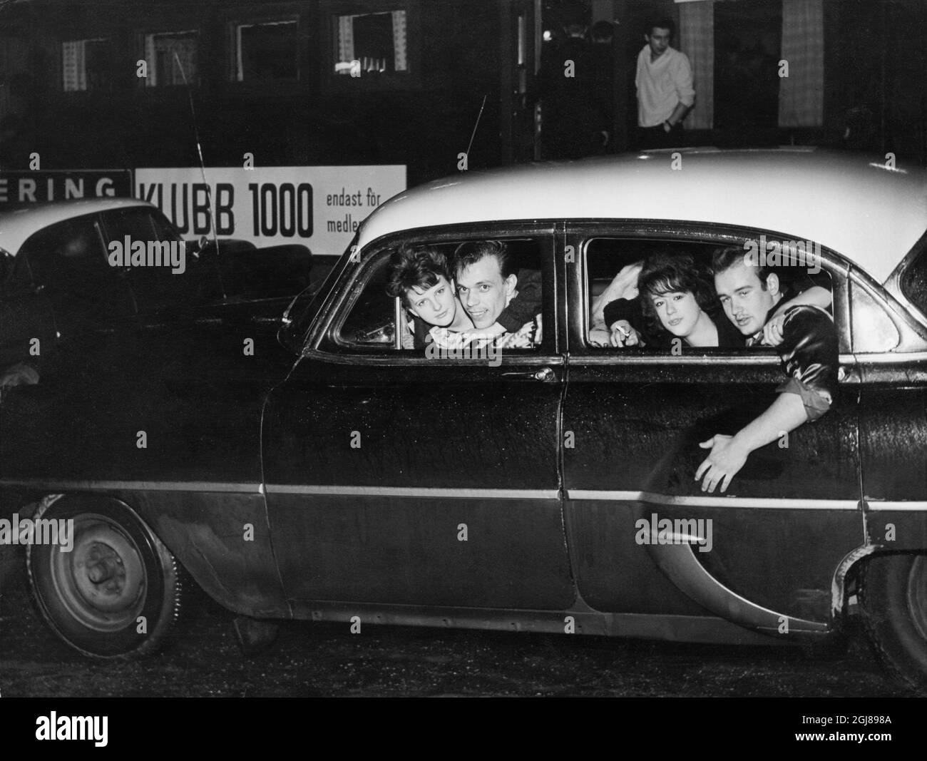 Una banda di giovani Raggare è fuori da un nightclub in Svezia. Raggare è una sottocultura che si trova principalmente in Svezia e in parti della Norvegia, della Danimarca, della Germania e dell'Austria. I Raggare sono legati alla sottocultura greaser e sono noti per il loro amore per le auto hot rod e la cultura pop americana degli anni '50. Foto Stock
