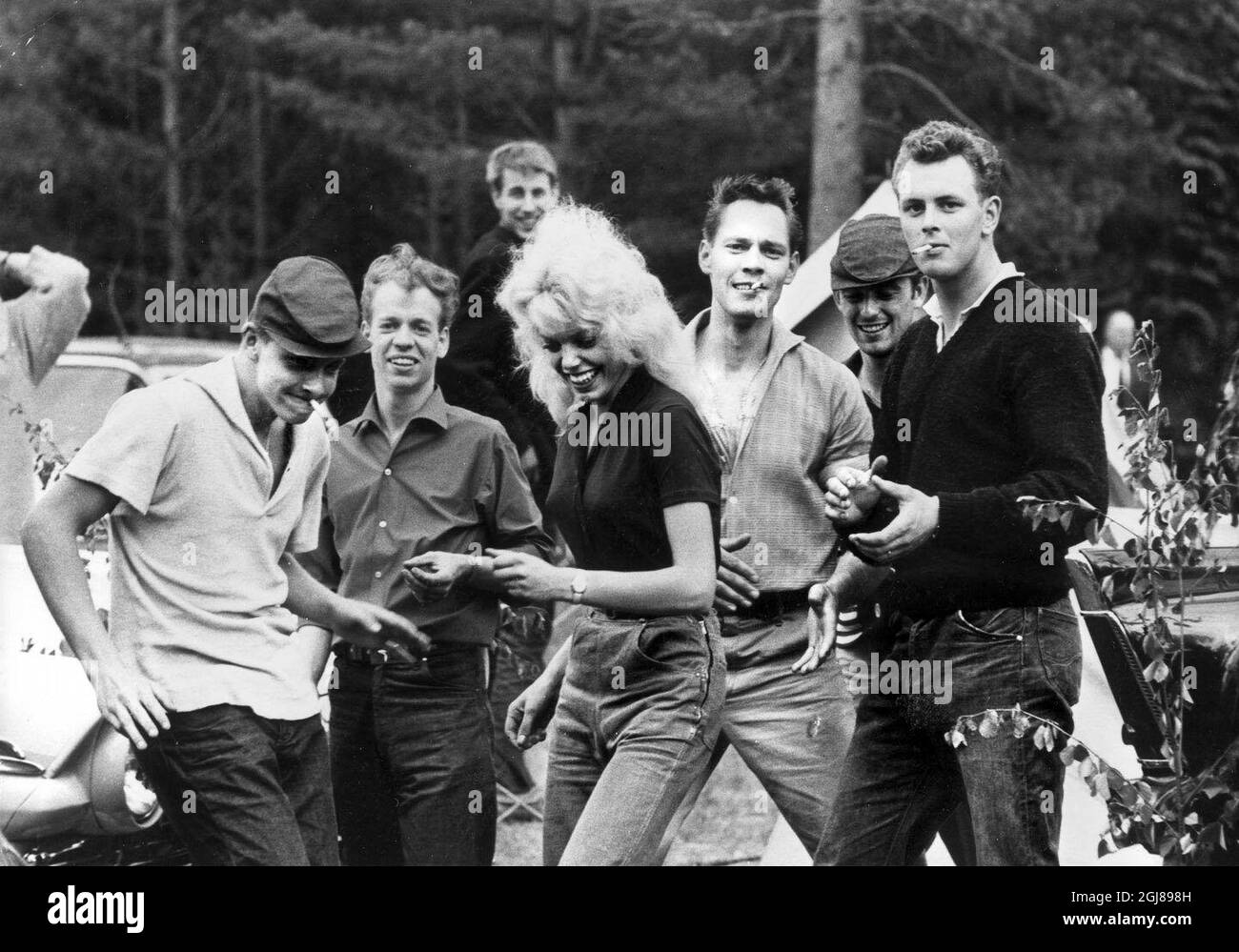 Una banda di giovani Raggare è visto in un campeggio in Svezia. Raggare è una sottocultura che si trova principalmente in Svezia e in parti della Norvegia, della Danimarca, della Germania e dell'Austria. I Raggare sono legati alla sottocultura greaser e sono noti per il loro amore per le auto hot rod e la cultura pop americana degli anni '50. Foto Stock