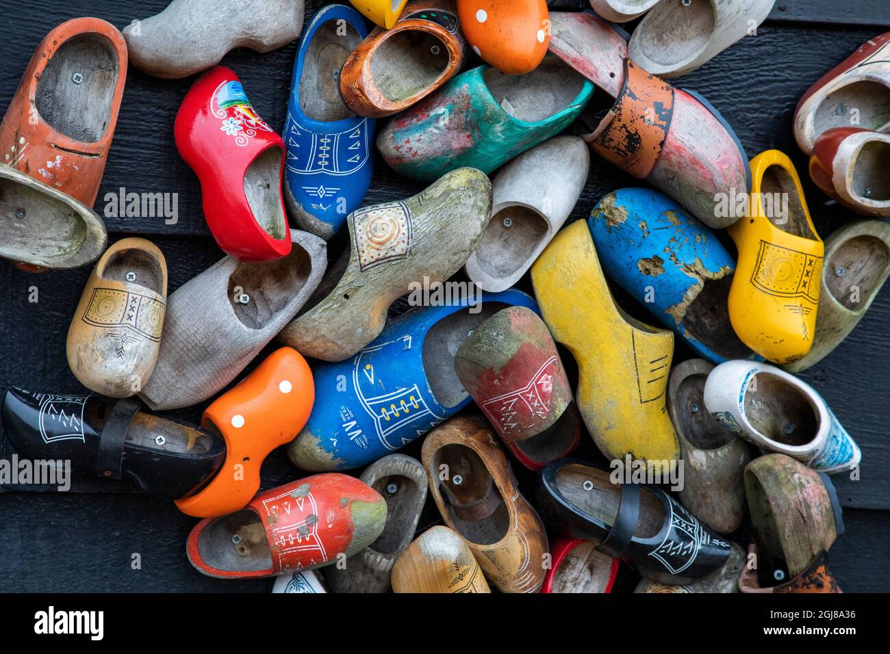 Europa, Paesi Bassi, Zaanse Schans. Collezione di scarpe colorate in legno. Foto Stock